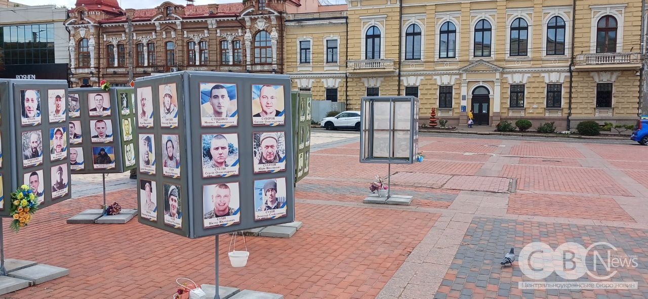 У Кропивницькому триває демонтаж кубів зі світлинами загиблих воїнів, що стояли на площі Героїв Майдану.