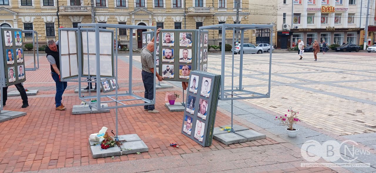 У Кропивницькому триває демонтаж кубів зі світлинами загиблих воїнів, що стояли на площі Героїв Майдану.