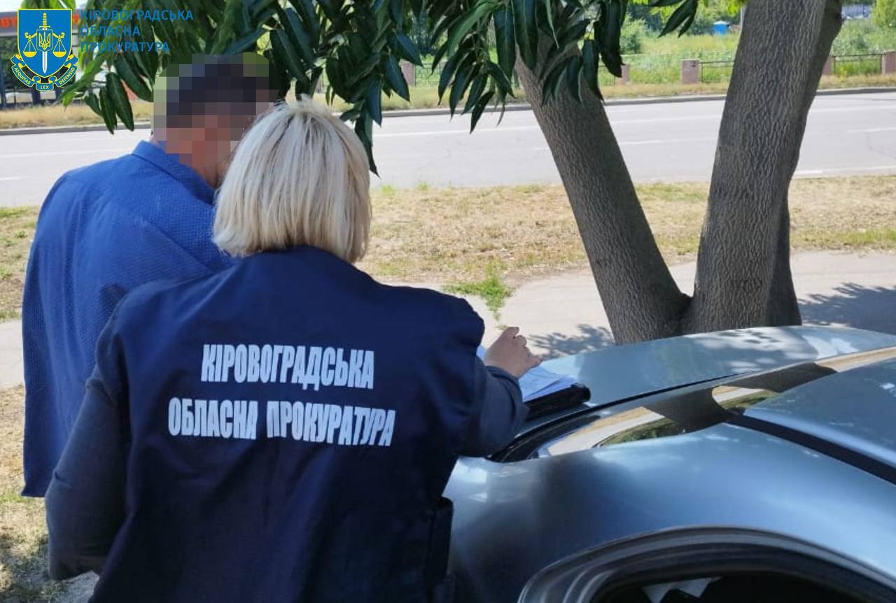 Правоохоронці підозрюють трьох посадовців у завданні збитків на понад 4 мільйони гривень махінаціями із землею на Кіровоградщині.