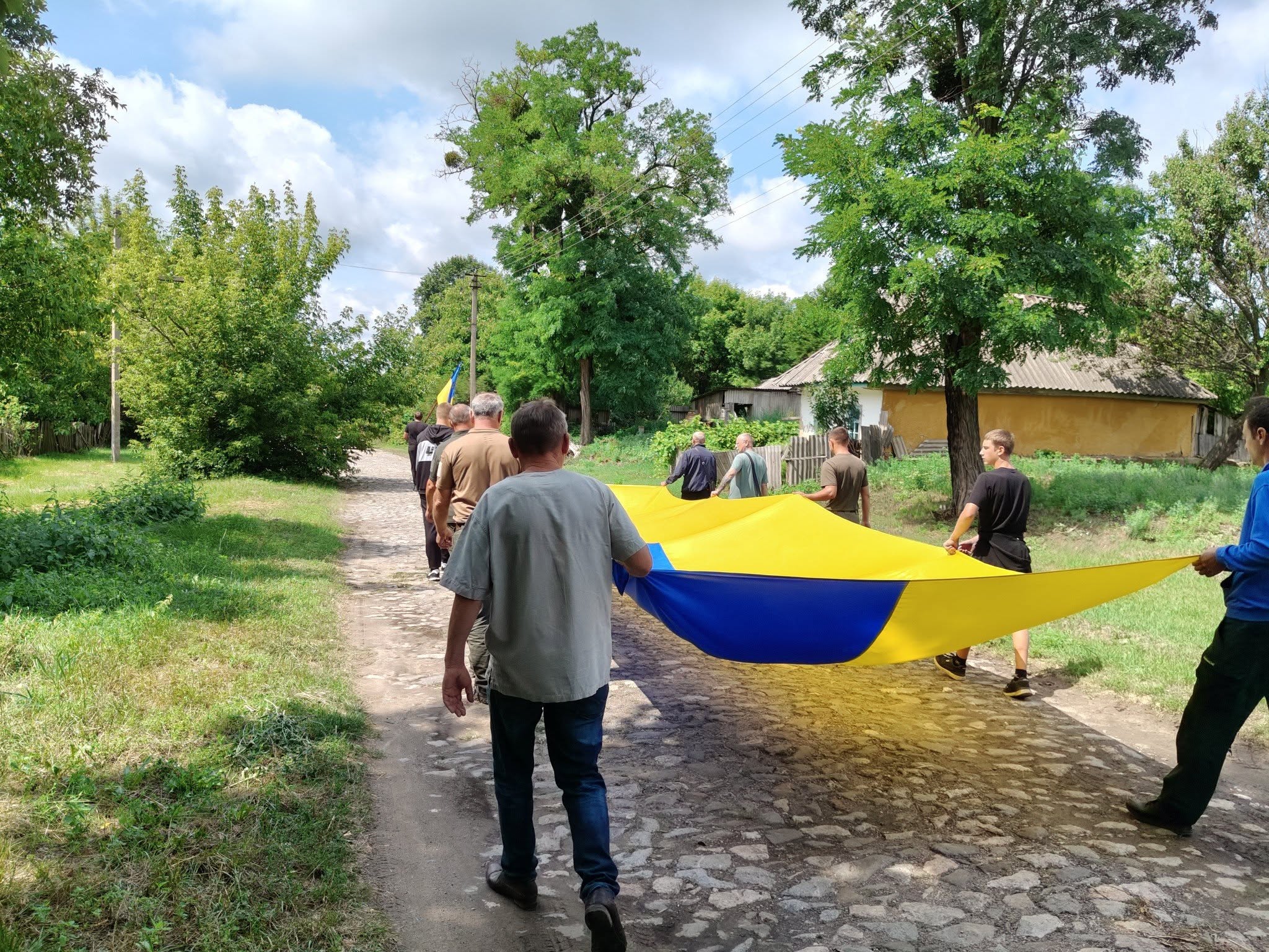 У Дмитрівській громаді в останню путь провели загиблого на Харківщині Віктора Савченка.