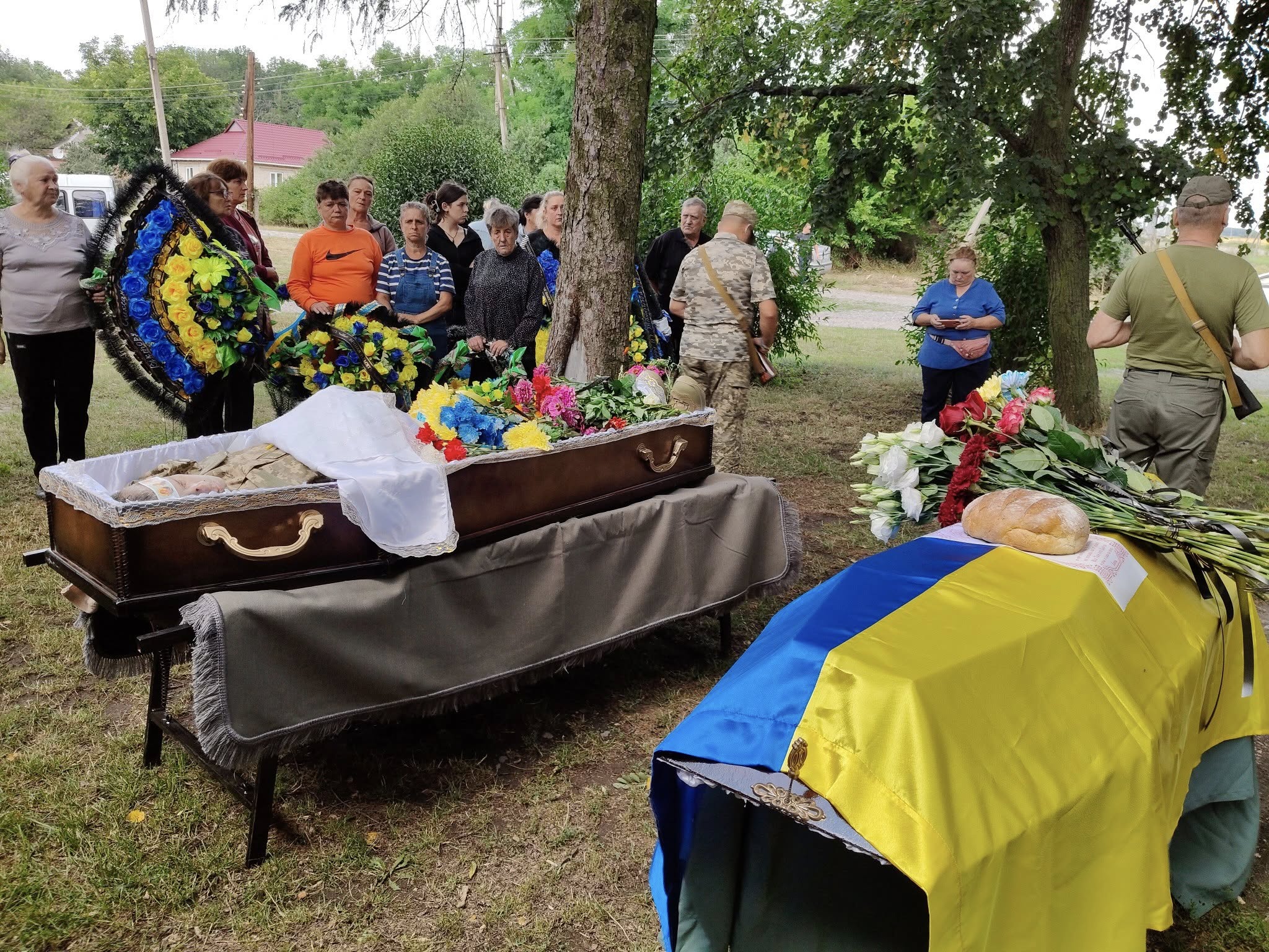 У Дмитрівській громаді в останню путь провели загиблого на Харківщині Віктора Савченка.