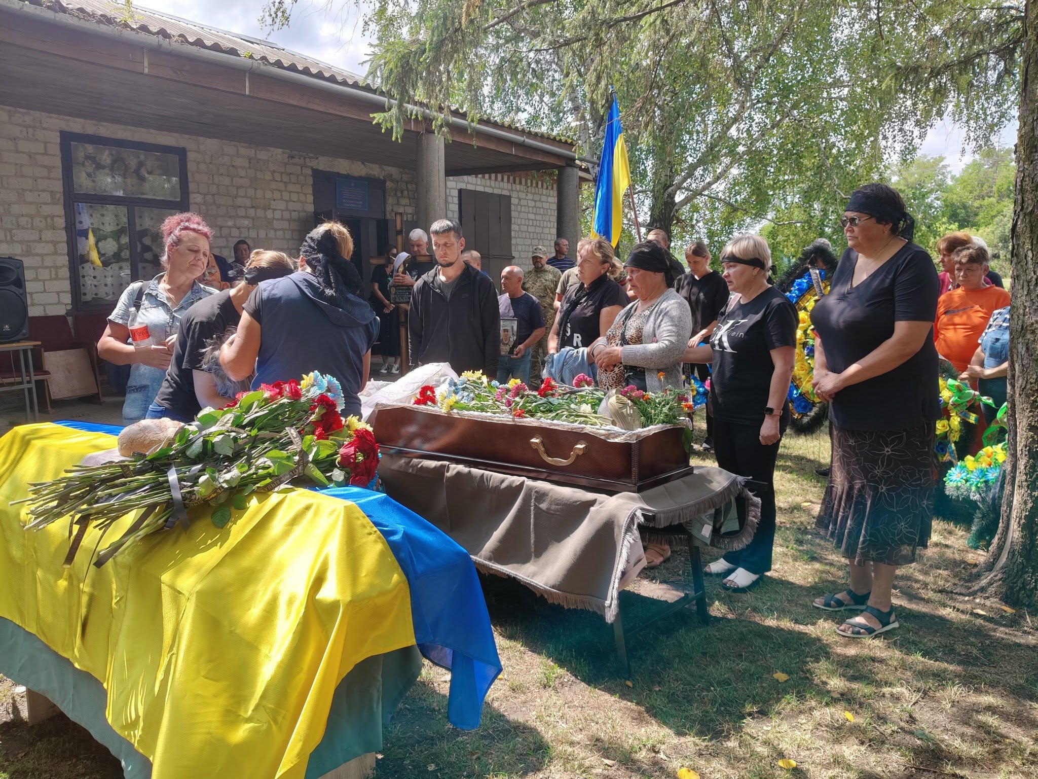 У Дмитрівській громаді в останню путь провели загиблого на Харківщині Віктора Савченка.