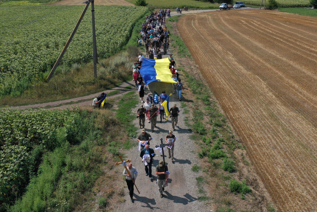 У Гайворонській громаді в останню путь провели загиблого Віталія Волобоя.