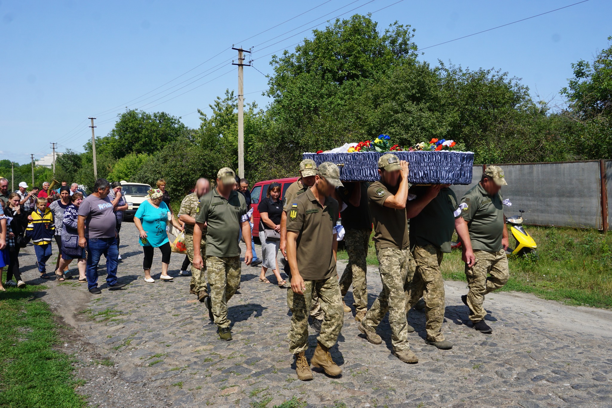 У Гайворонській громаді в останню путь провели загиблого Віталія Волобоя.