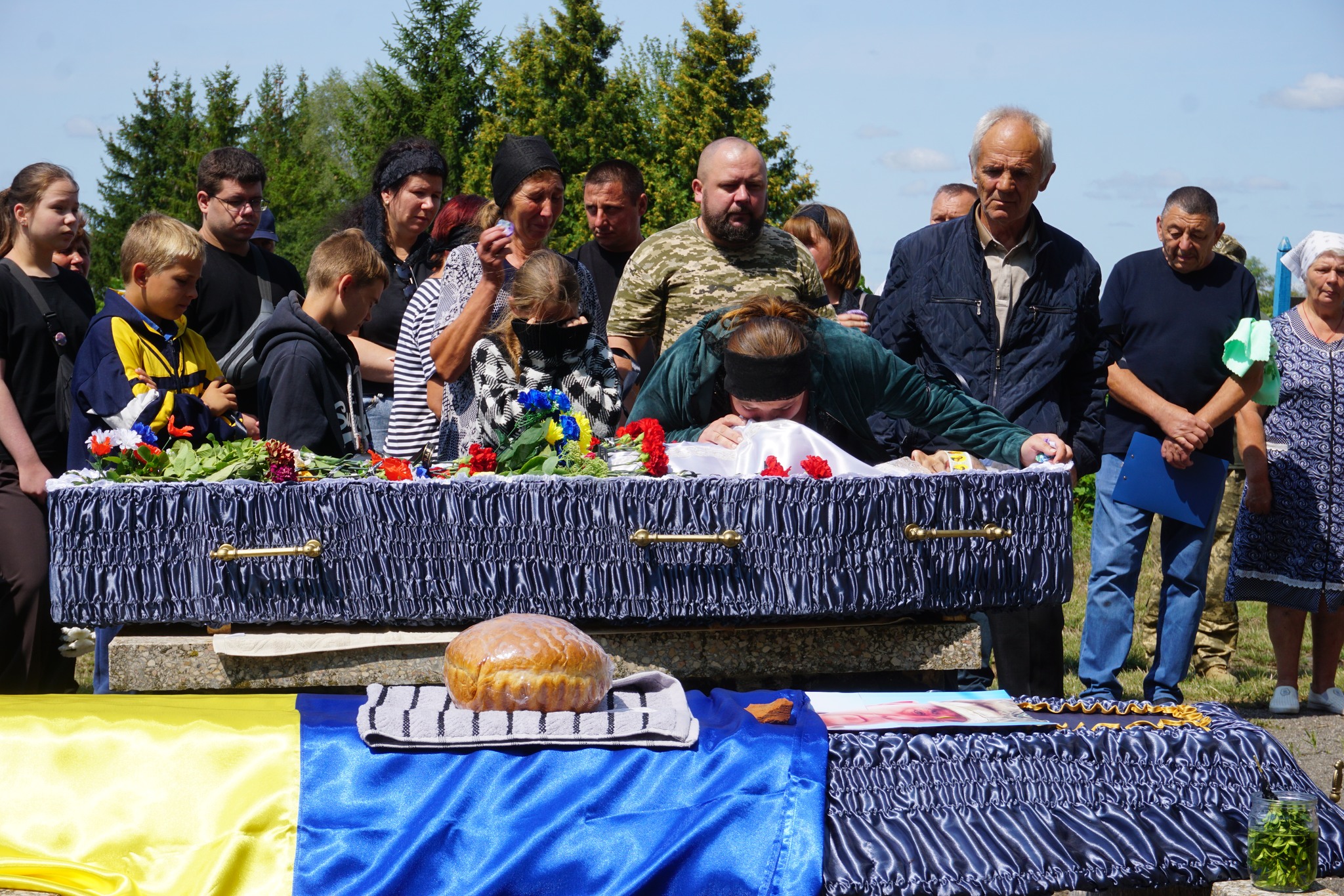 У Гайворонській громаді в останню путь провели загиблого Віталія Волобоя.