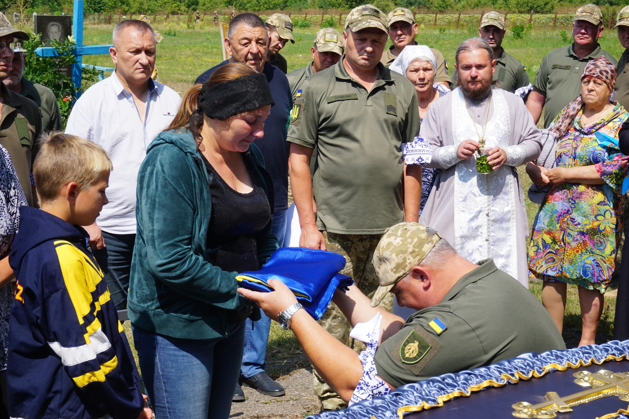 У Гайворонській громаді в останню путь провели загиблого Віталія Волобоя.