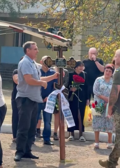 У Рівнянській громаді в останню путь провели загиблого на Донеччині Віталія Демчука.