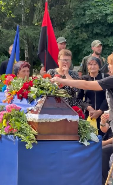 У Рівнянській громаді в останню путь провели загиблого на Донеччині Віталія Демчука.