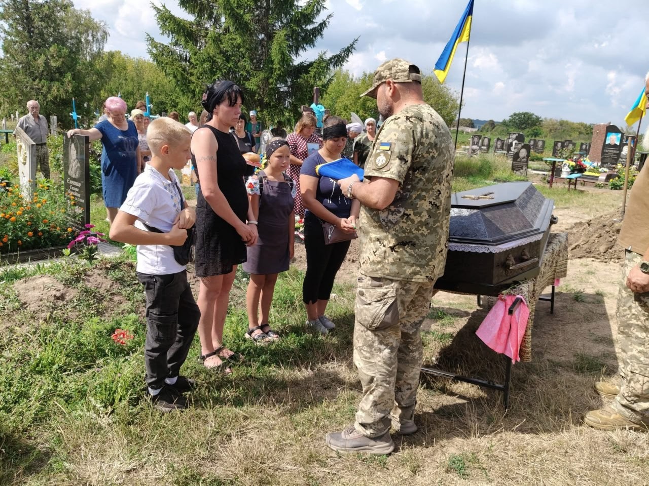 У Дмитрівській громаді попрощалися з військовим Едуардом Ананком