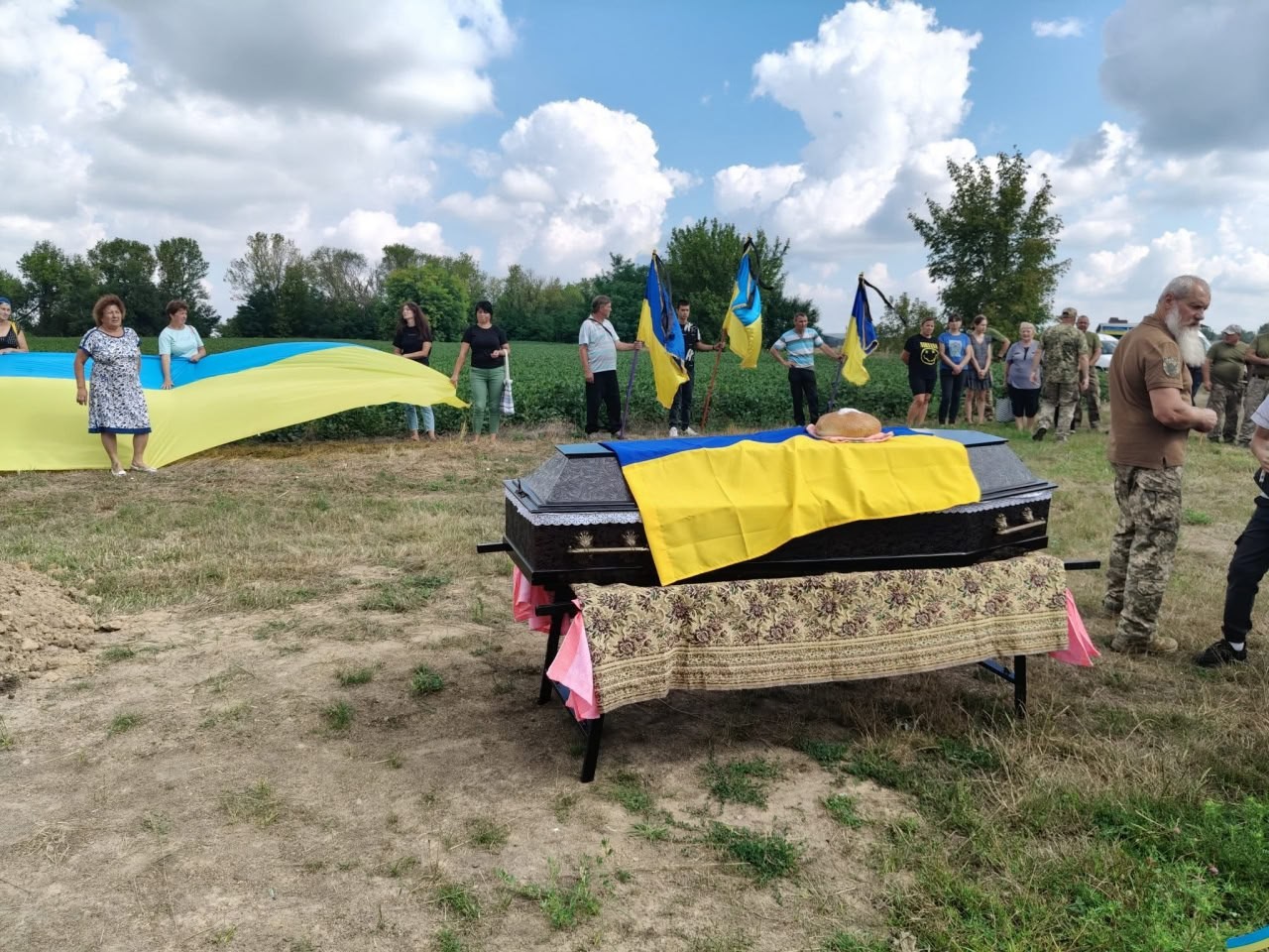 У Дмитрівській громаді попрощалися з військовим Едуардом Ананком