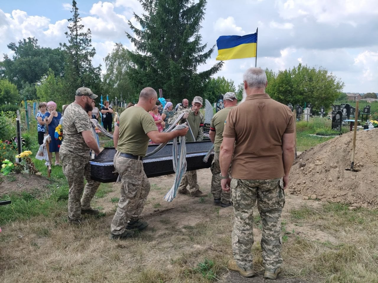 У Дмитрівській громаді попрощалися з військовим Едуардом Ананком