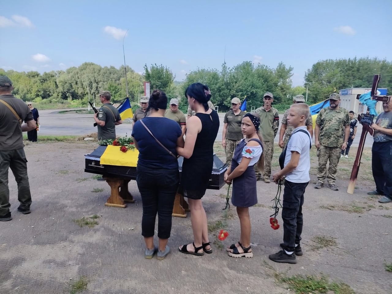 У Дмитрівській громаді попрощалися з військовим Едуардом Ананком
