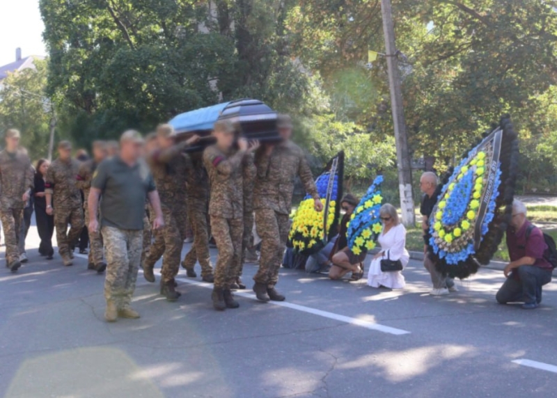 У Світловодську в останню путь провели лейтенанта Семена Котова.