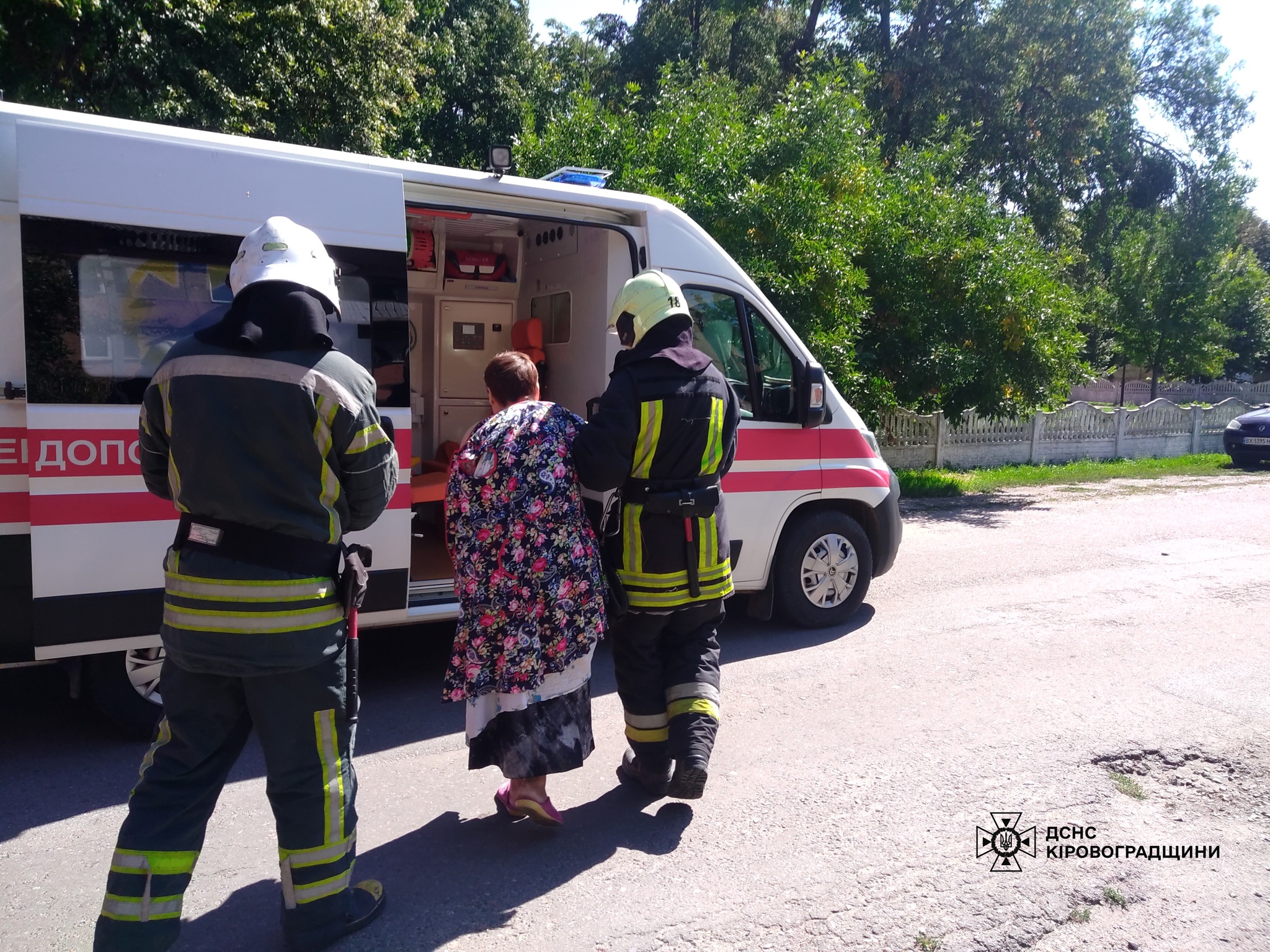 Із зачиненої квартири у Знам'янці бійці ДСНС врятували жінку, яка потребувала невідкладної медичної допомоги.