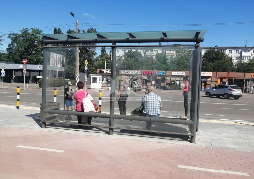 Пошкоджена зупинка на вулиці Академіка Тамма