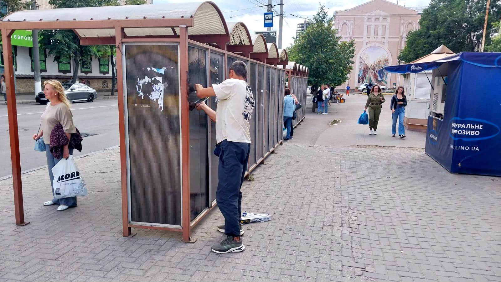 У Кропивницькому біля готелю «Київ» вандали знову пошкодили зупинку громадського транспорту.