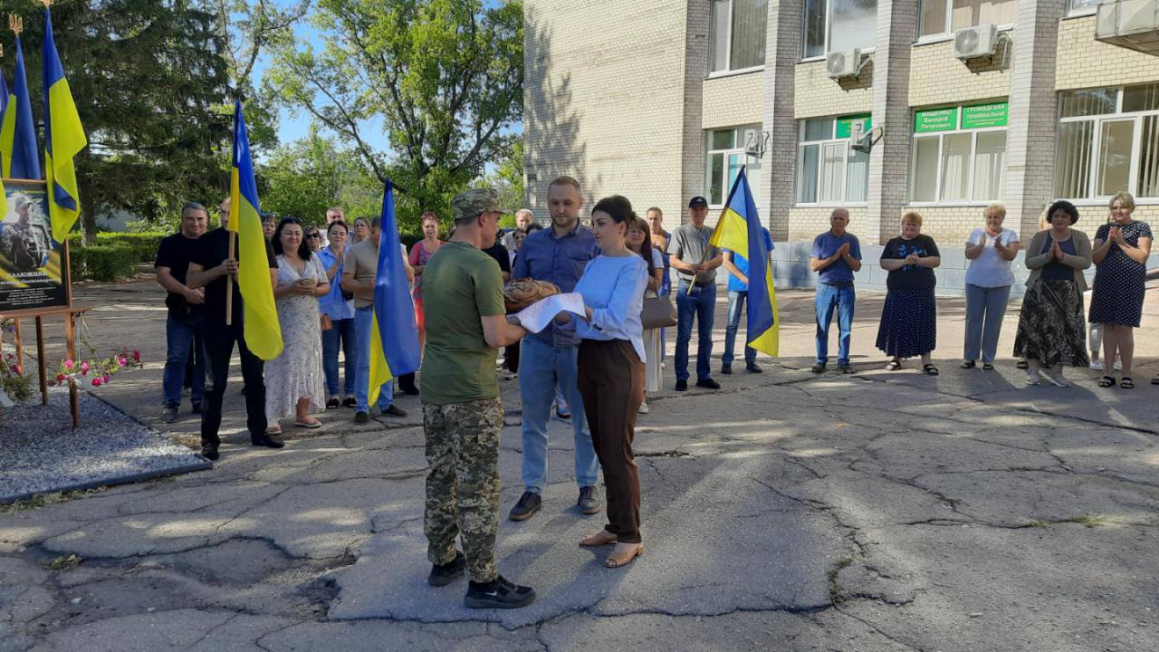 Звільненого з полону воїна зустріли на Кіровоградщині