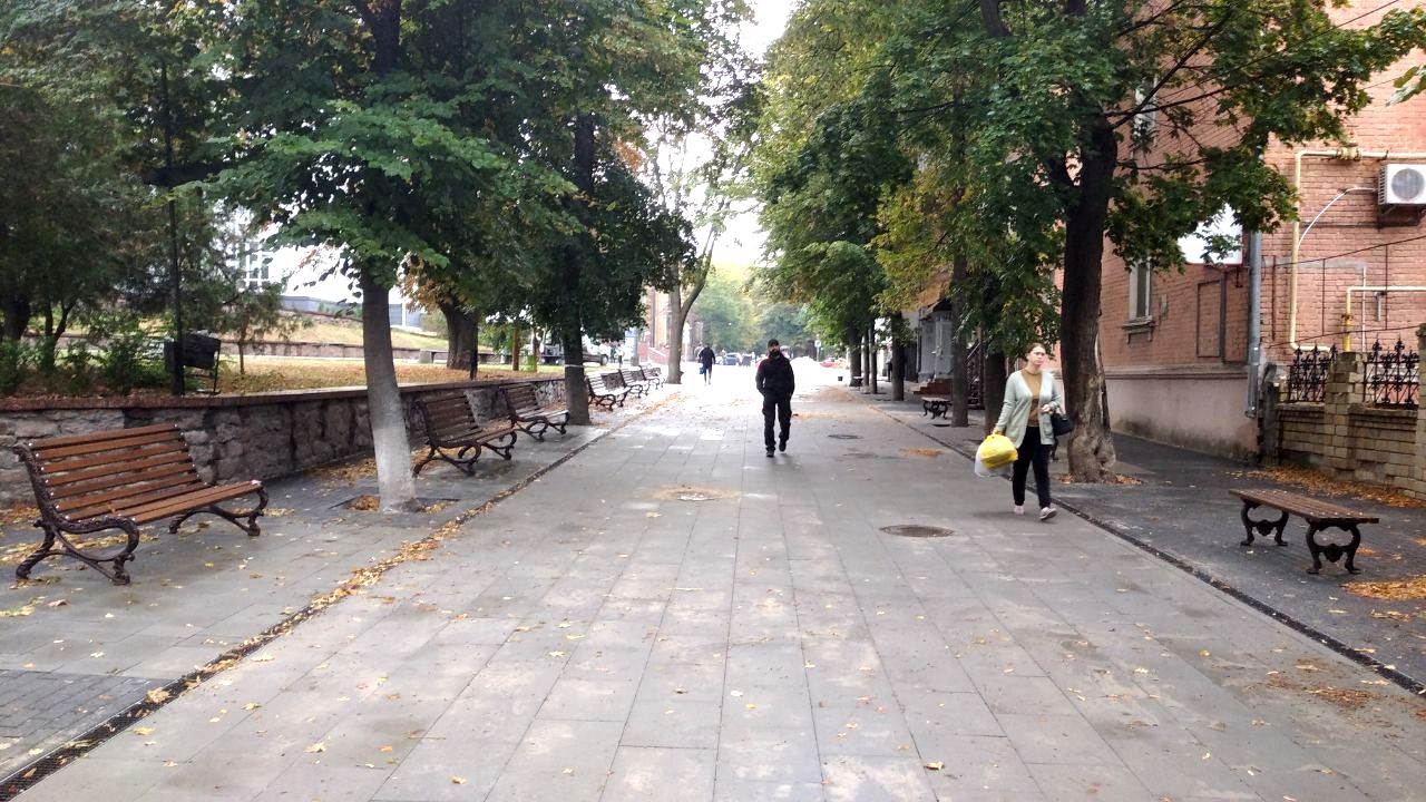 На вулиці Архітектора Паученка у Кропивницькому завершується облаштування безбар’єрного маршруту