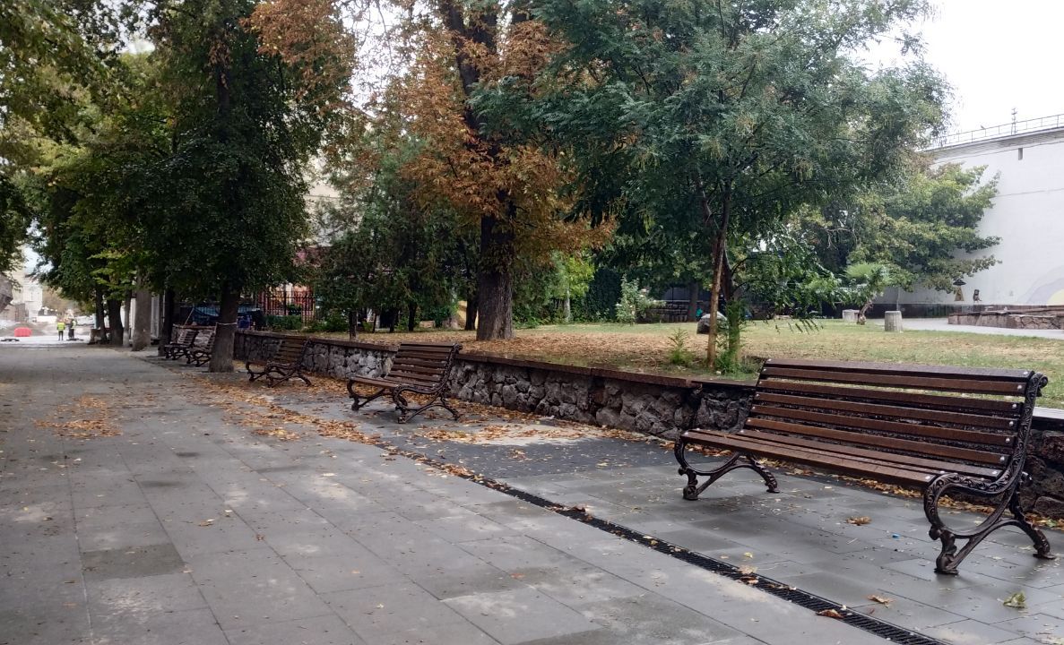 На вулиці Архітектора Паученка у Кропивницькому завершується облаштування безбар’єрного маршруту