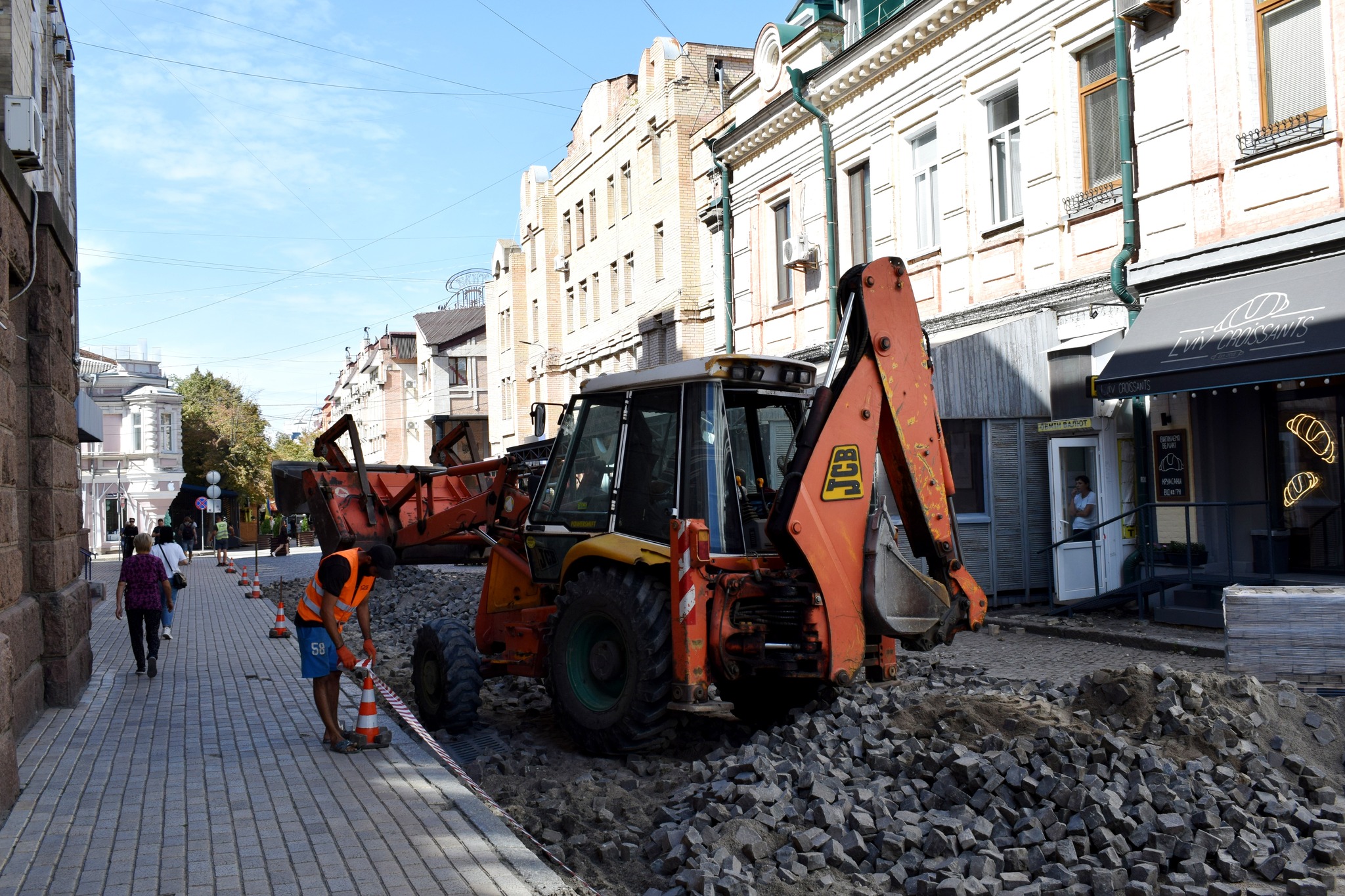 У Кропивницькому демонтували бруківку та плитку для облаштування безбар'єрності на вулиці Театральній.