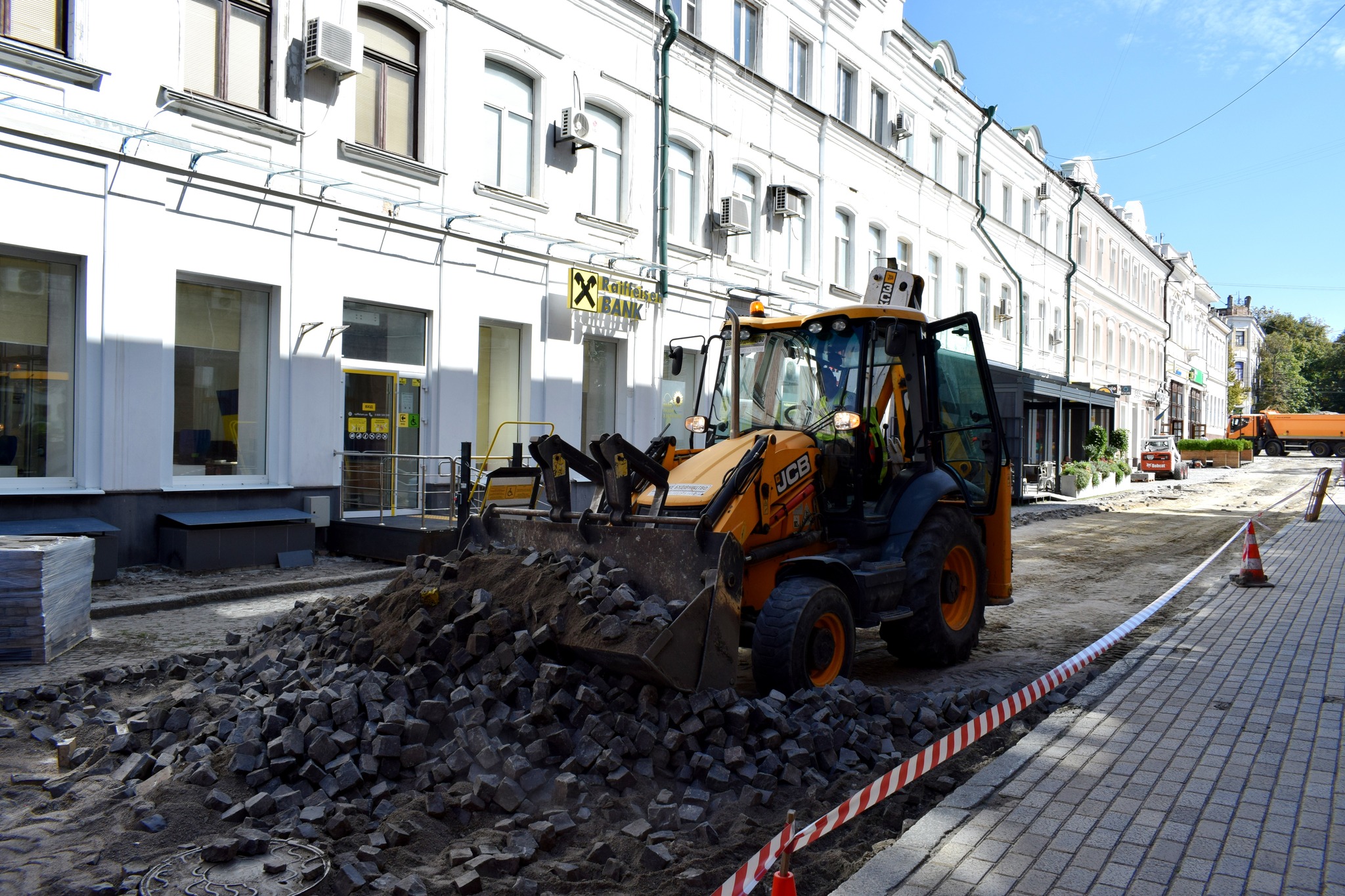 У Кропивницькому демонтували бруківку та плитку для облаштування безбар'єрності на вулиці Театральній.