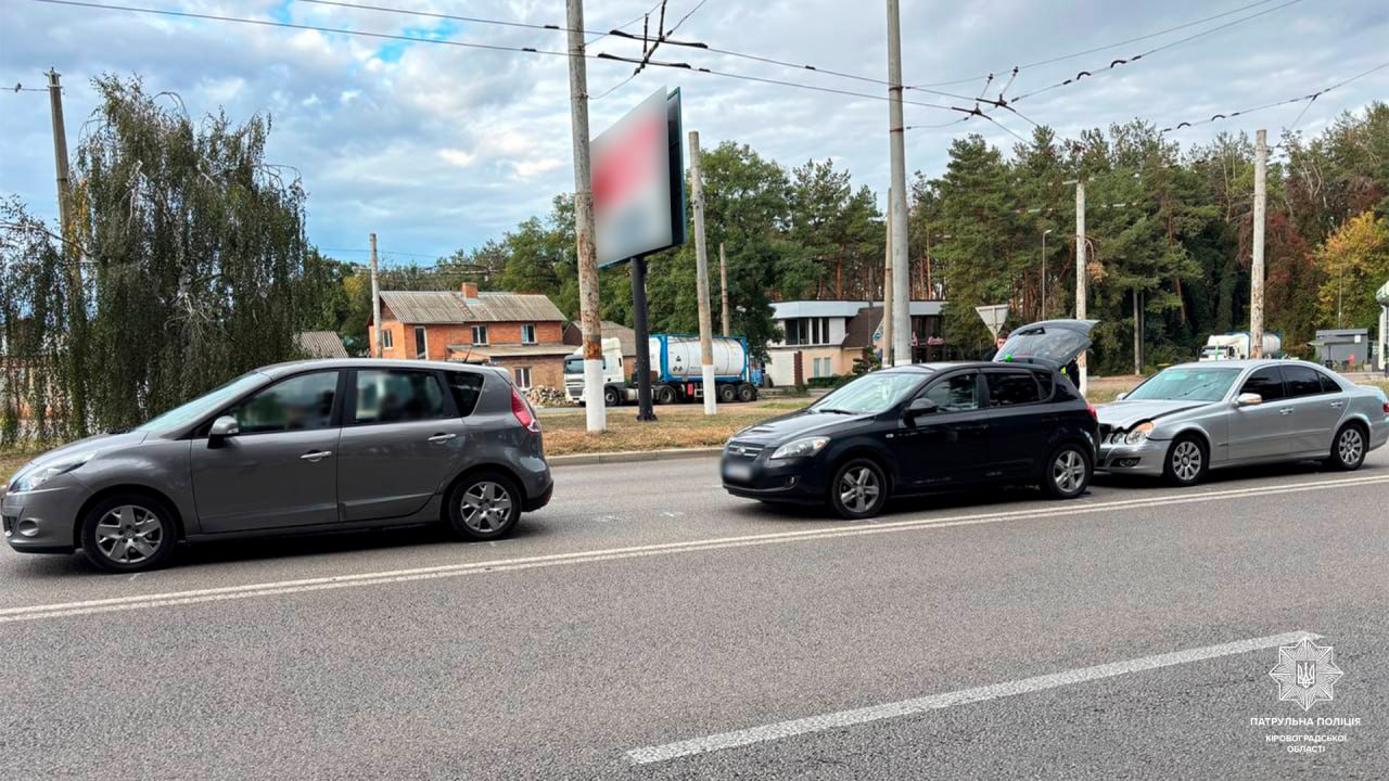 25 вересня у Кропивницькому на Лісопарковій водій Mercedes спричинив потрійну ДТП.