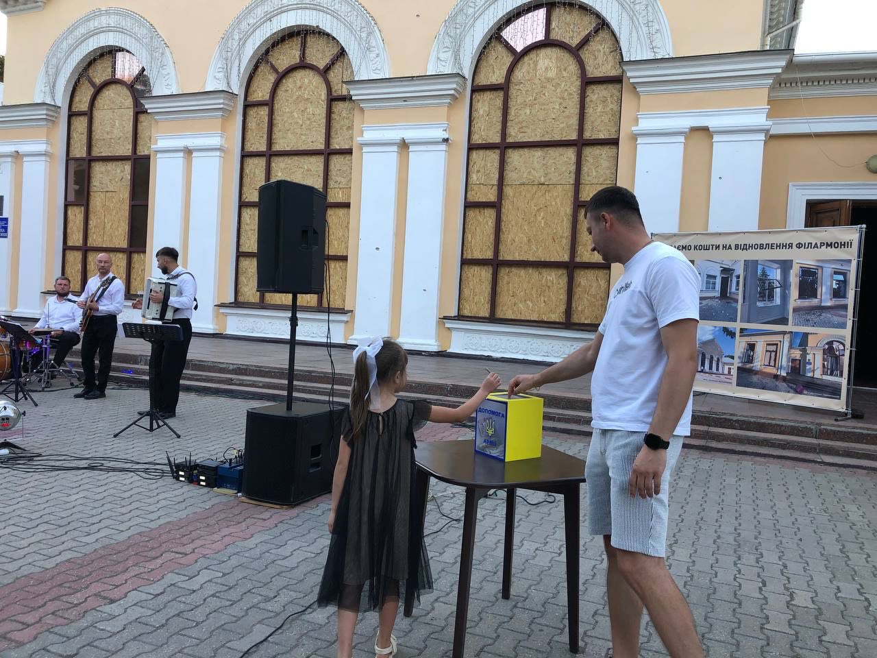 У Кропивницькому провели благодійний концерт, щоб зібрати кошти на відновлення будівлі обласної філармонії після російської атаки.