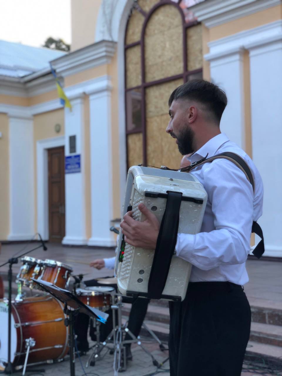 У Кропивницькому провели благодійний концерт, щоб зібрати кошти на відновлення будівлі обласної філармонії після російської атаки.
