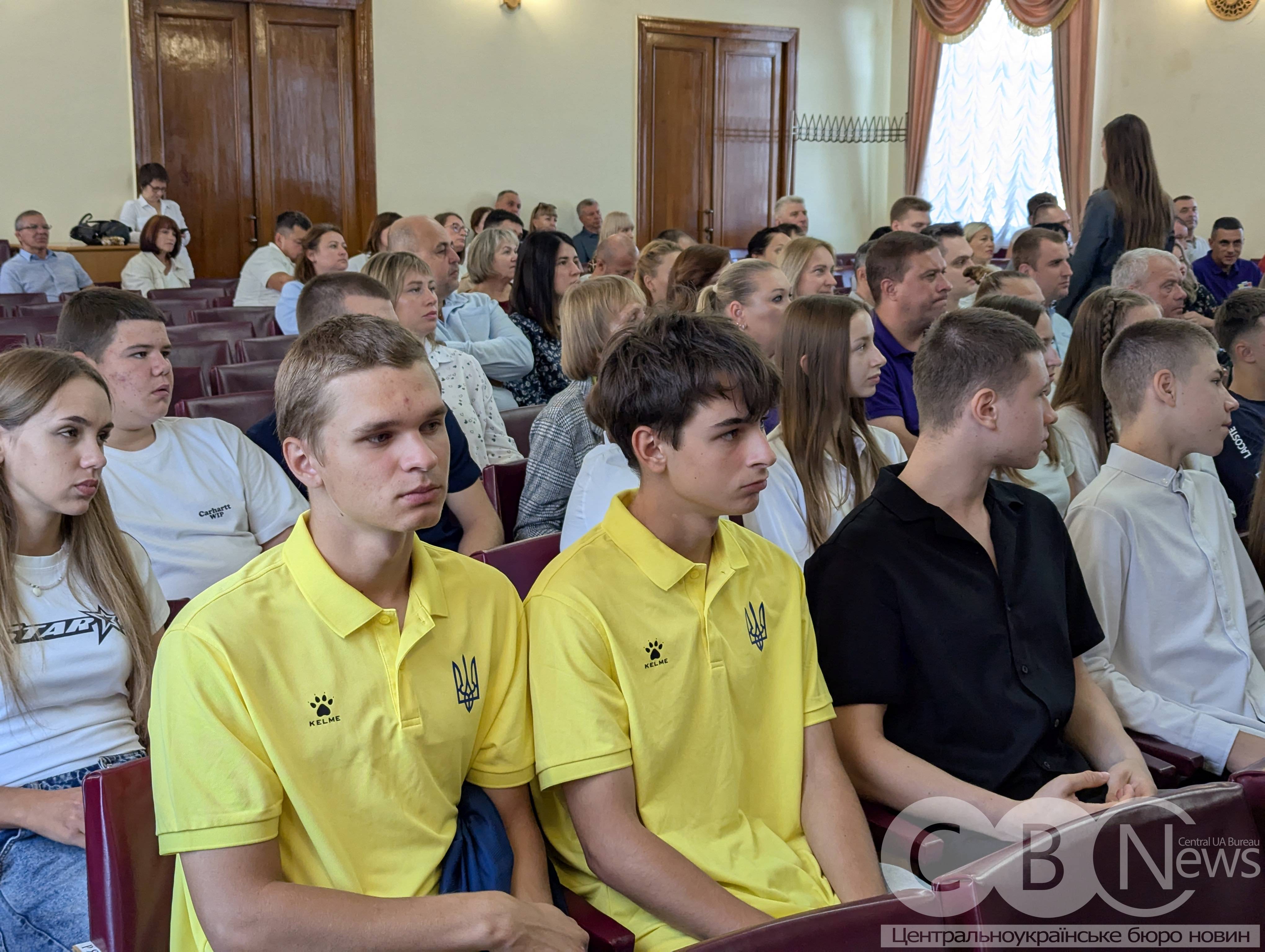Юних спорстменів та їхніх тренерів у Кропивницькому вперше відзначили грошовими сертифікатами