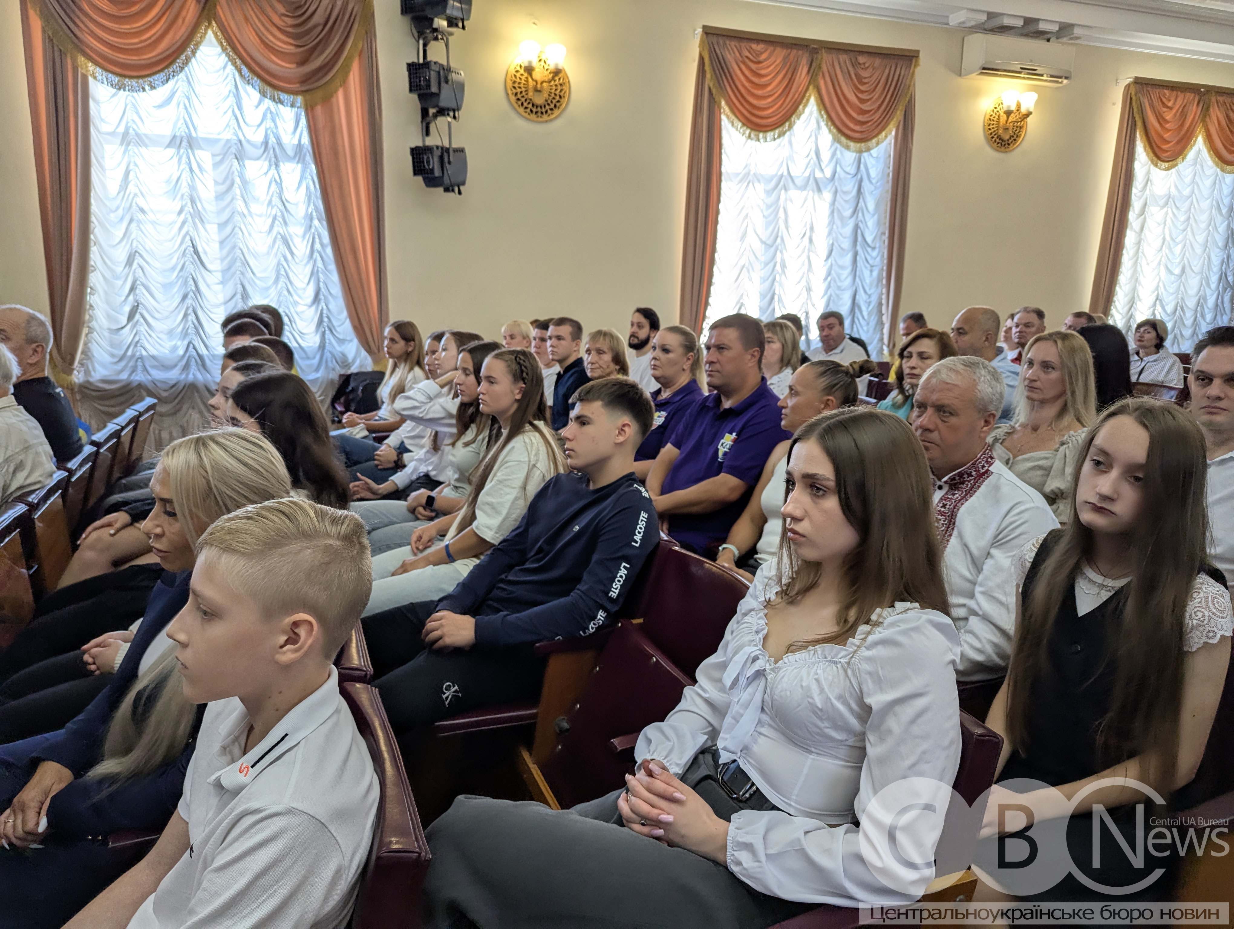 Юних спорстменів та їхніх тренерів у Кропивницькому вперше відзначили грошовими сертифікатами