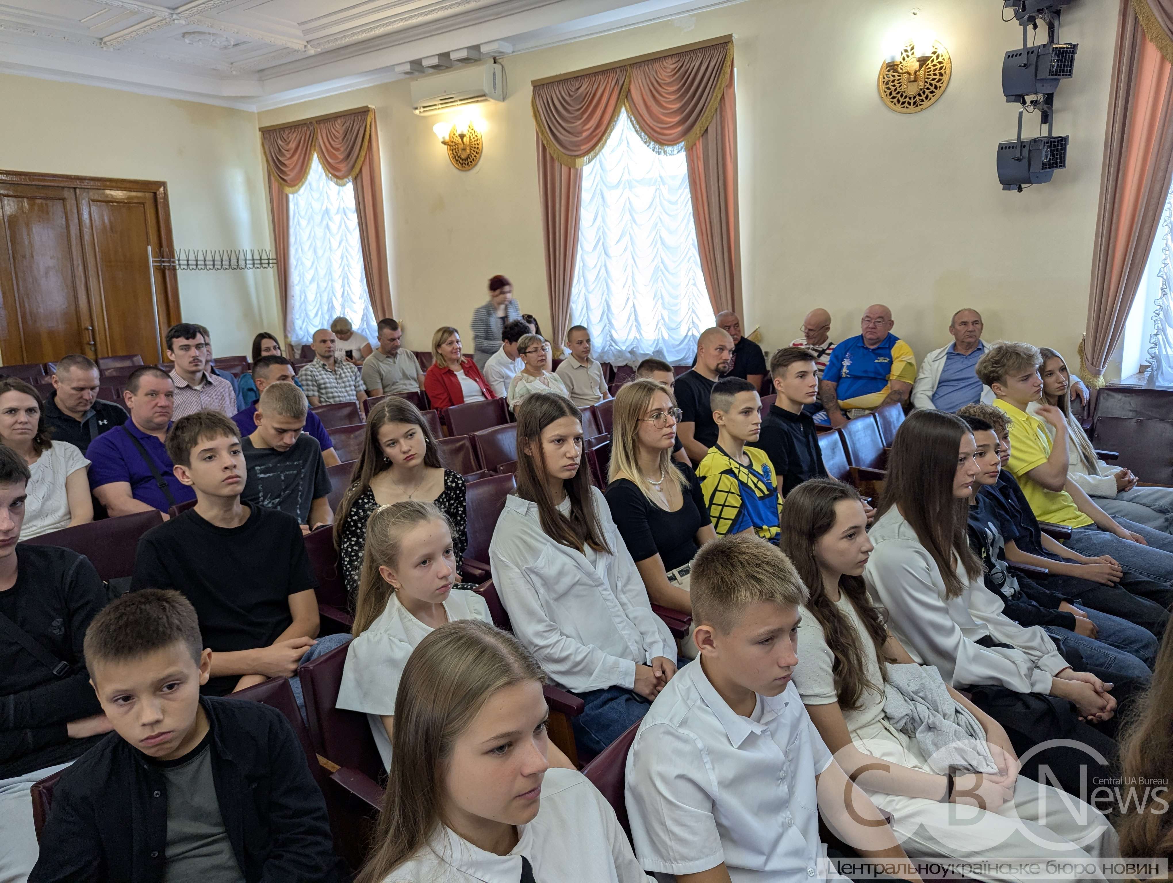 Юних спорстменів та їхніх тренерів у Кропивницькому вперше відзначили грошовими сертифікатами