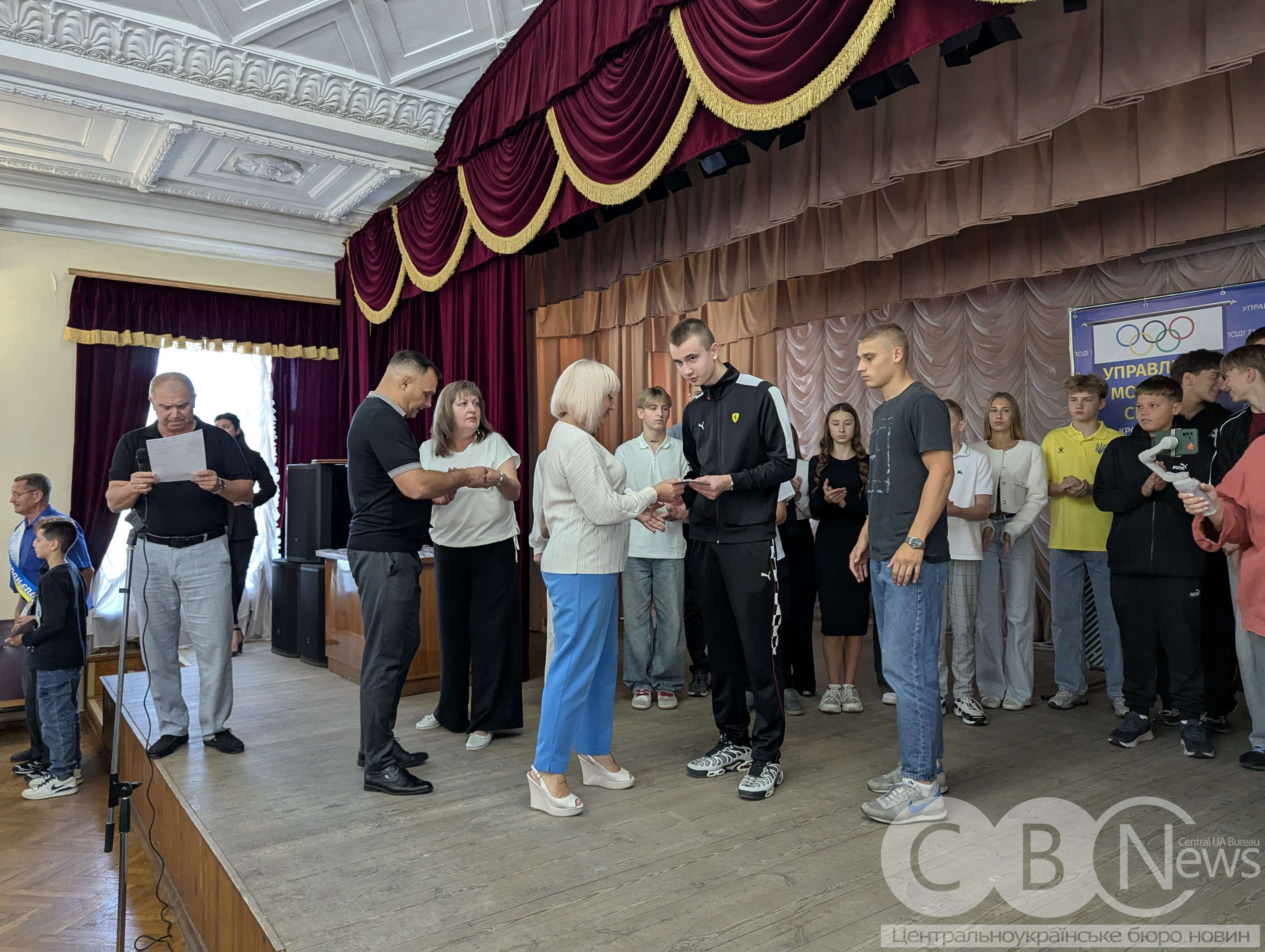 Юних спорстменів та їхніх тренерів у Кропивницькому вперше відзначили грошовими сертифікатами