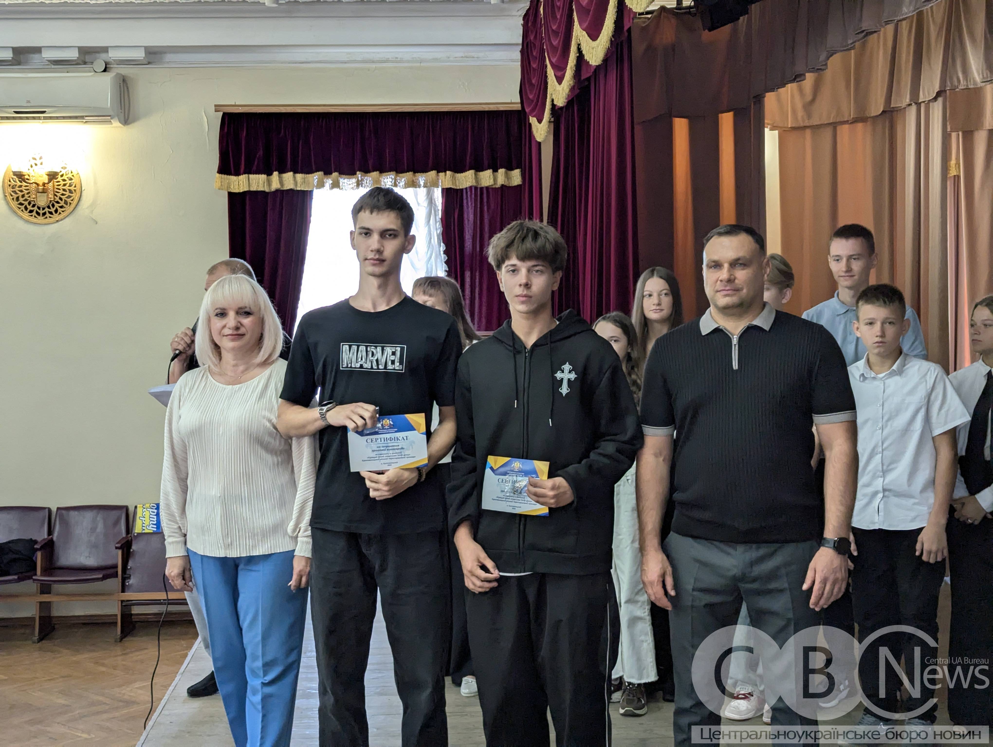 Юних спорстменів та їхніх тренерів у Кропивницькому вперше відзначили грошовими сертифікатами