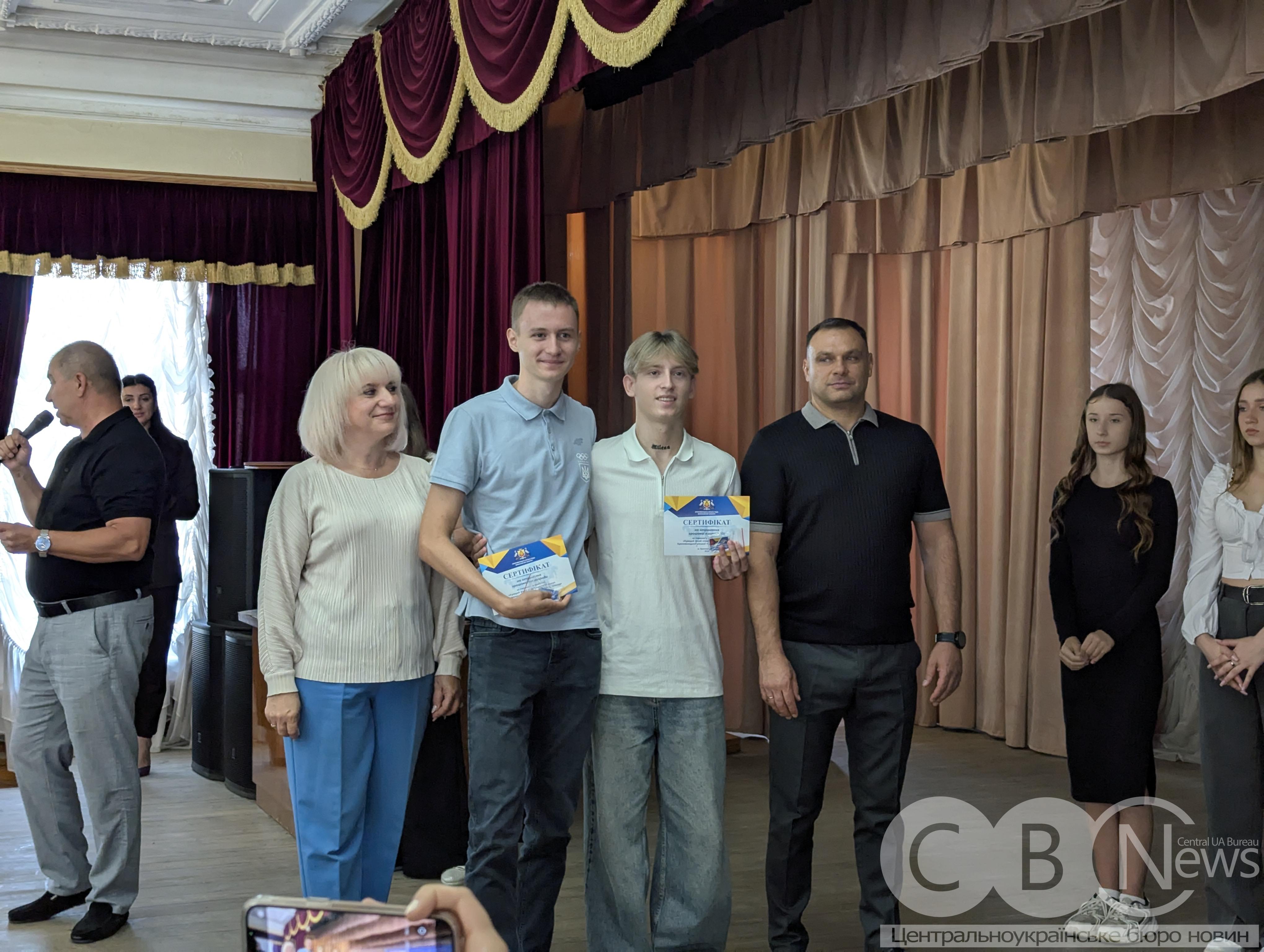 Юних спорстменів та їхніх тренерів у Кропивницькому вперше відзначили грошовими сертифікатами