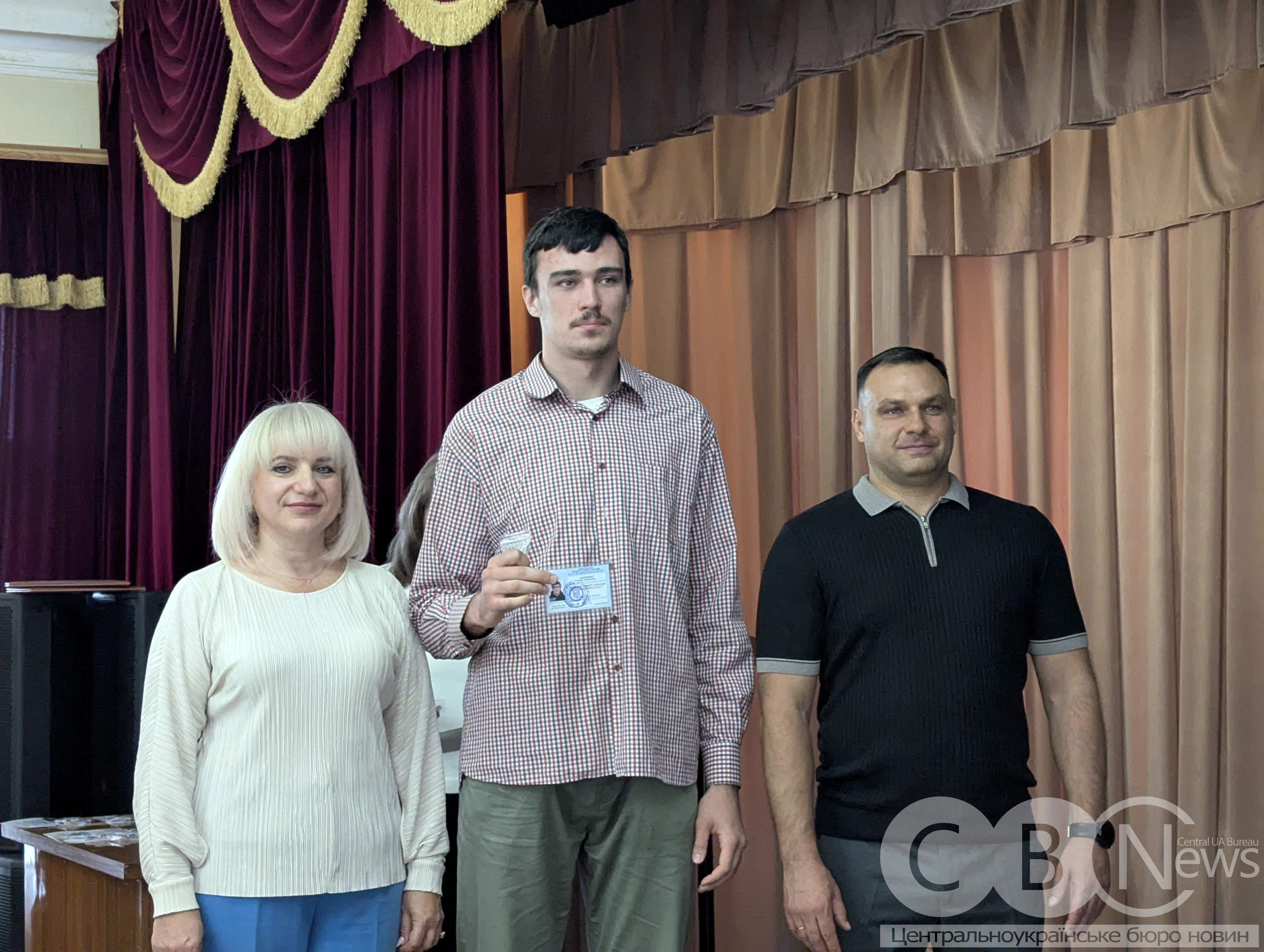 Юних спорстменів та їхніх тренерів у Кропивницькому вперше відзначили грошовими сертифікатами