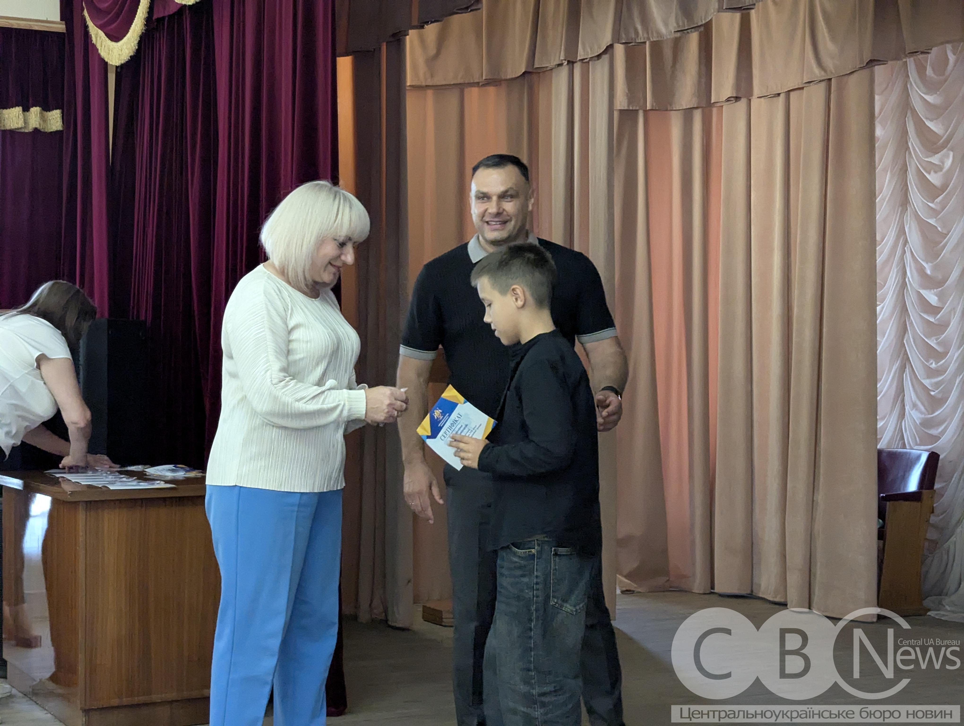 Юних спорстменів та їхніх тренерів у Кропивницькому вперше відзначили грошовими сертифікатами