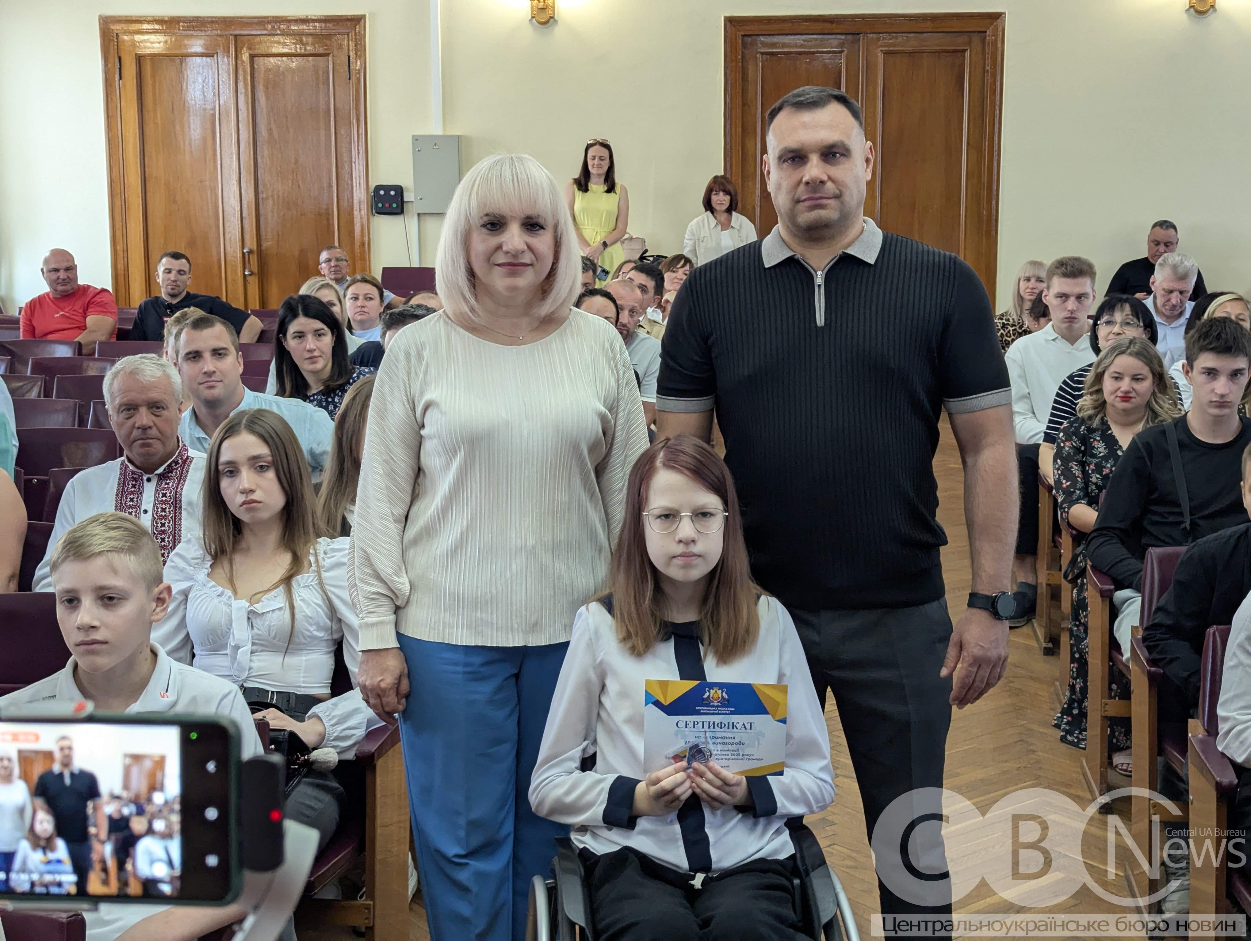 Юних спорстменів та їхніх тренерів у Кропивницькому вперше відзначили грошовими сертифікатами