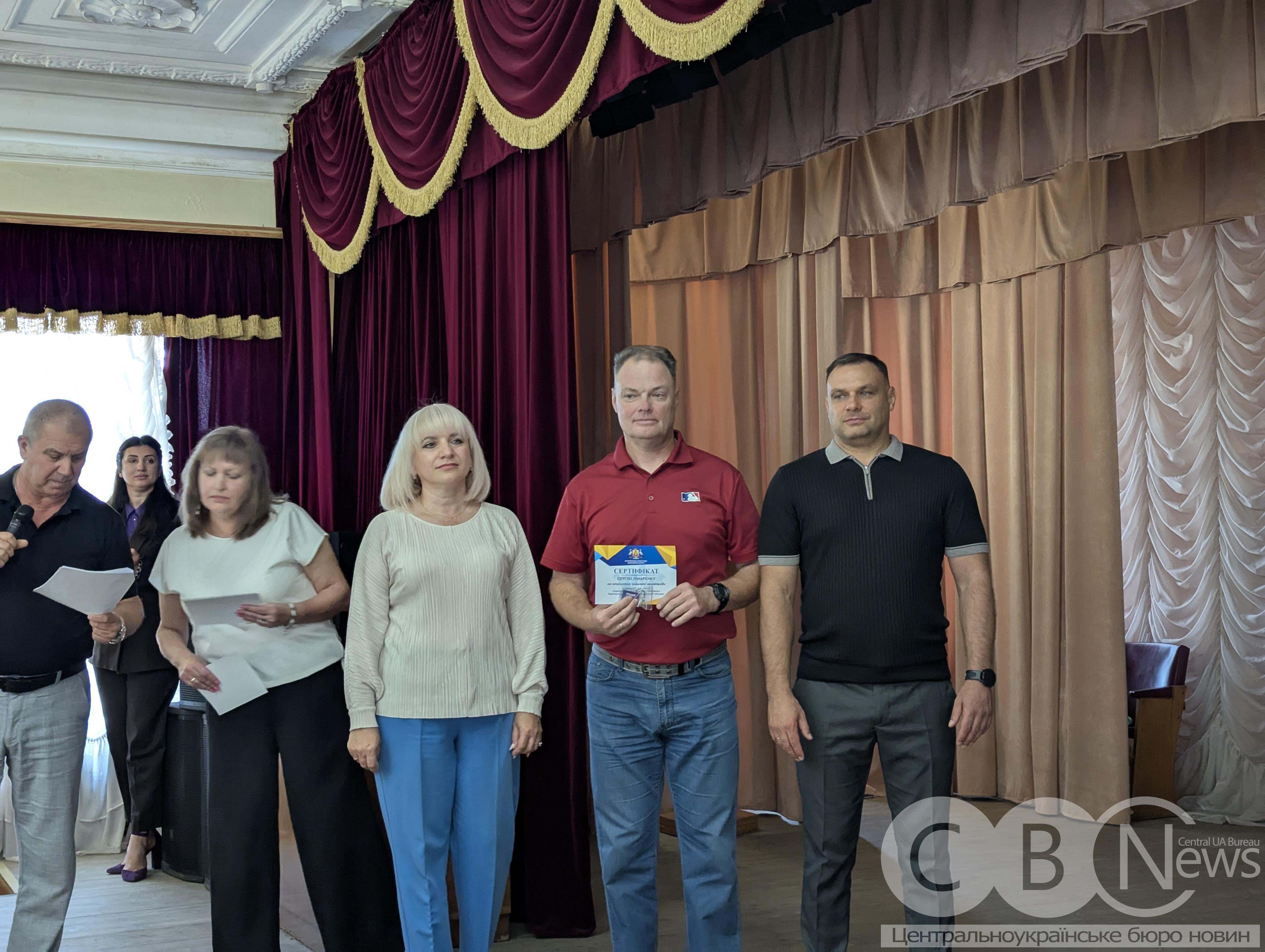 Юних спорстменів та їхніх тренерів у Кропивницькому вперше відзначили грошовими сертифікатами