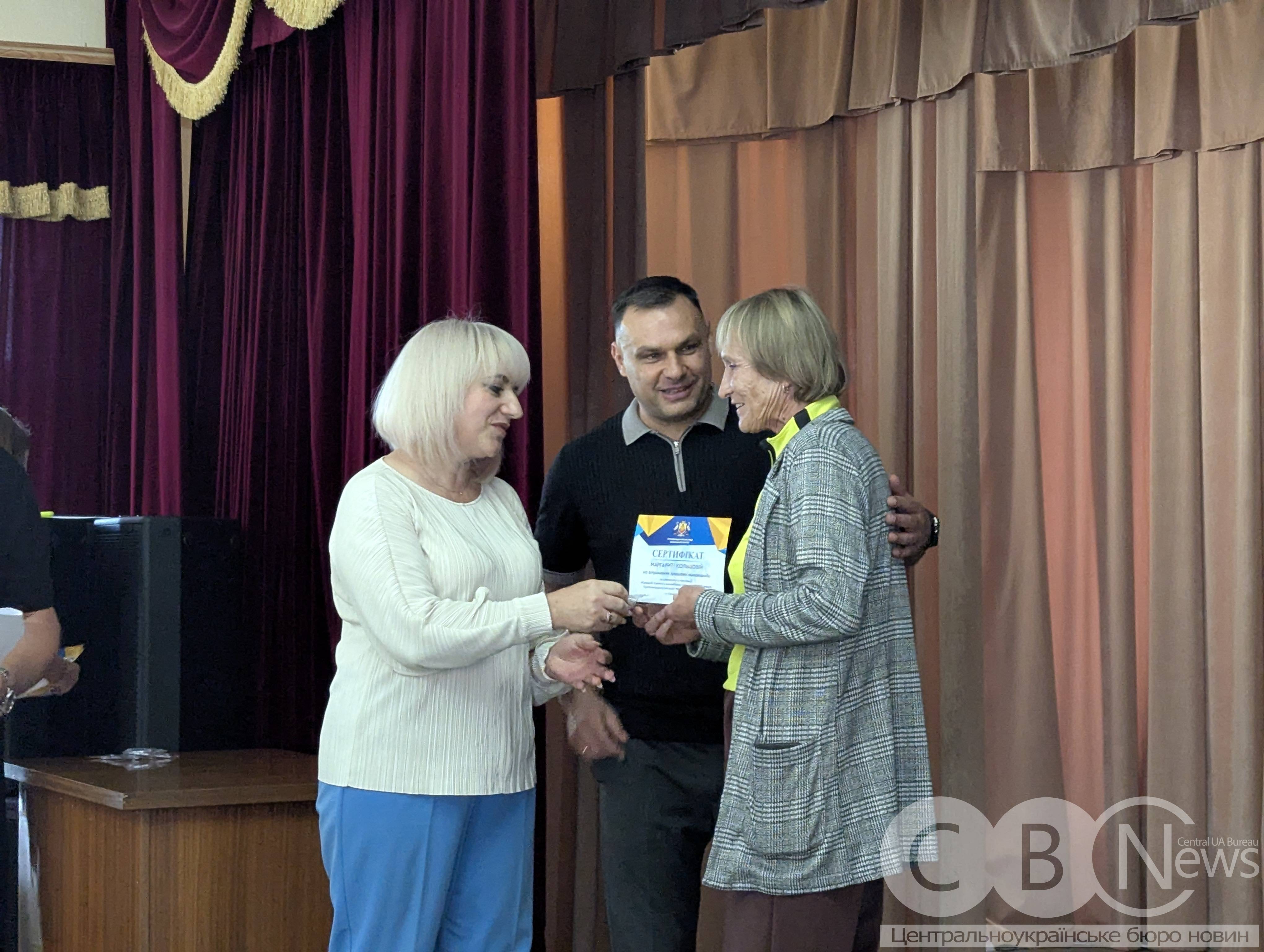 Юних спорстменів та їхніх тренерів у Кропивницькому вперше відзначили грошовими сертифікатами