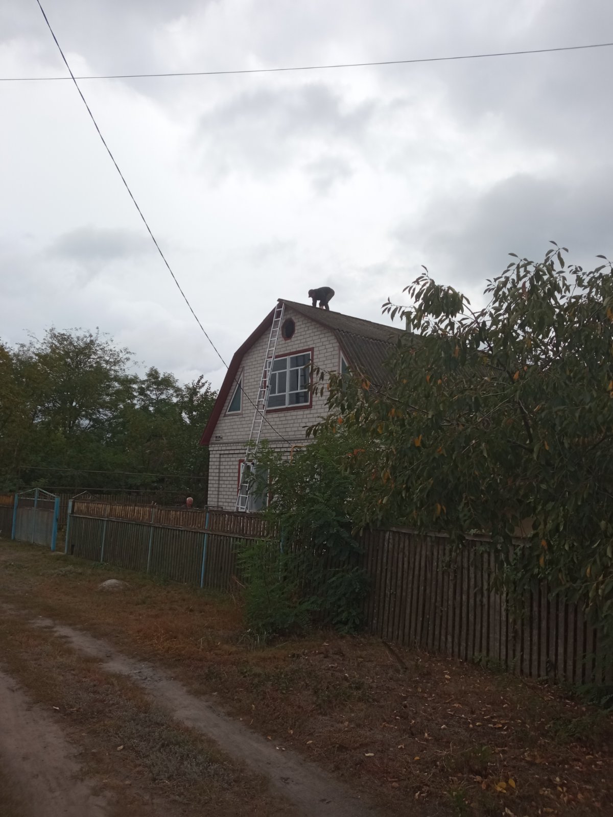 В Олександрівці відновлюють будинки, які 17 вересня постраждали внаслідок російського обстрілу.