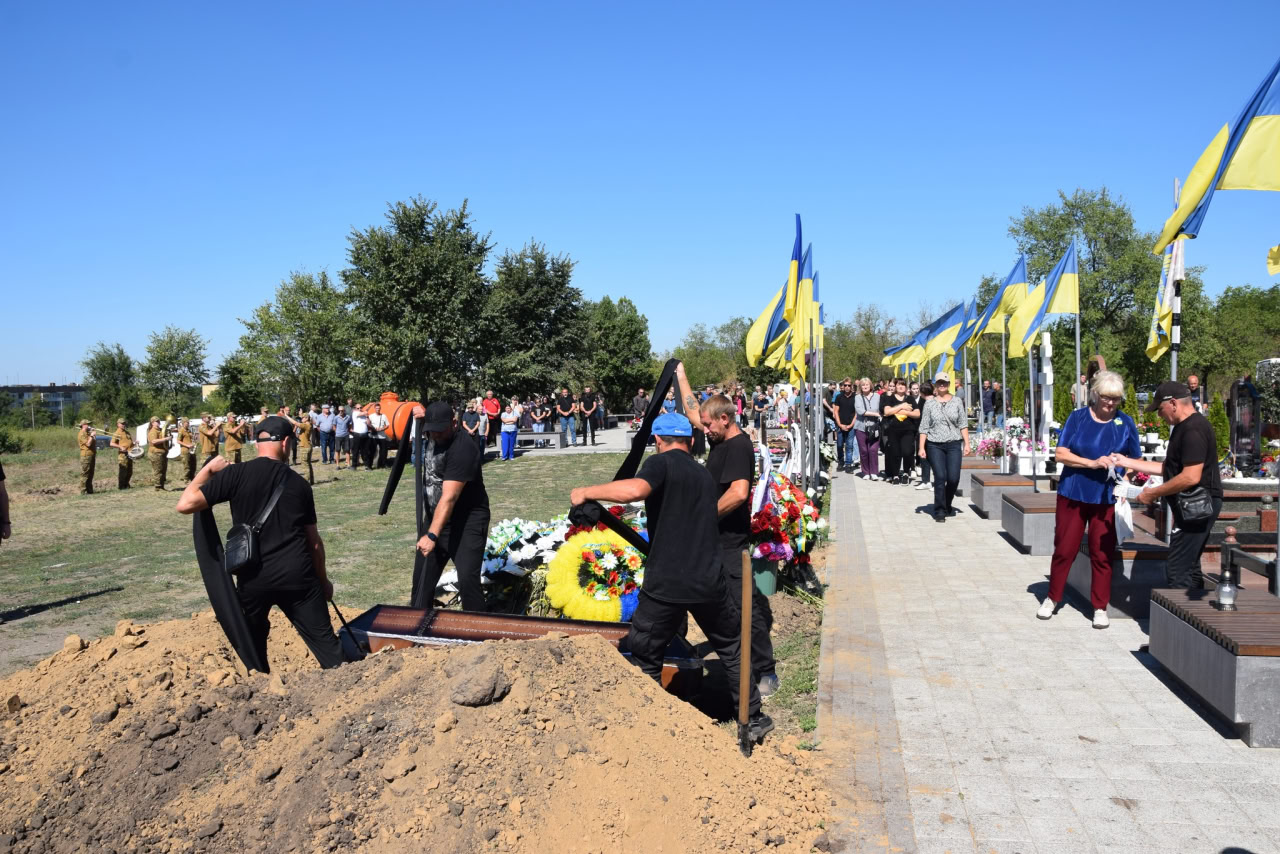 У Петрівській громаді в останню путь провели загиблого військового Віталія Скубу.