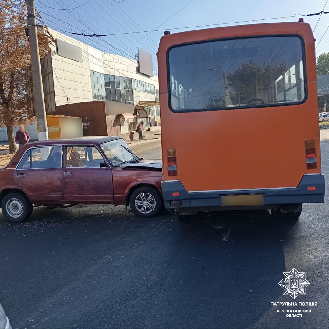 Легковик зіткнувся з маршруткою в Кропивницькому