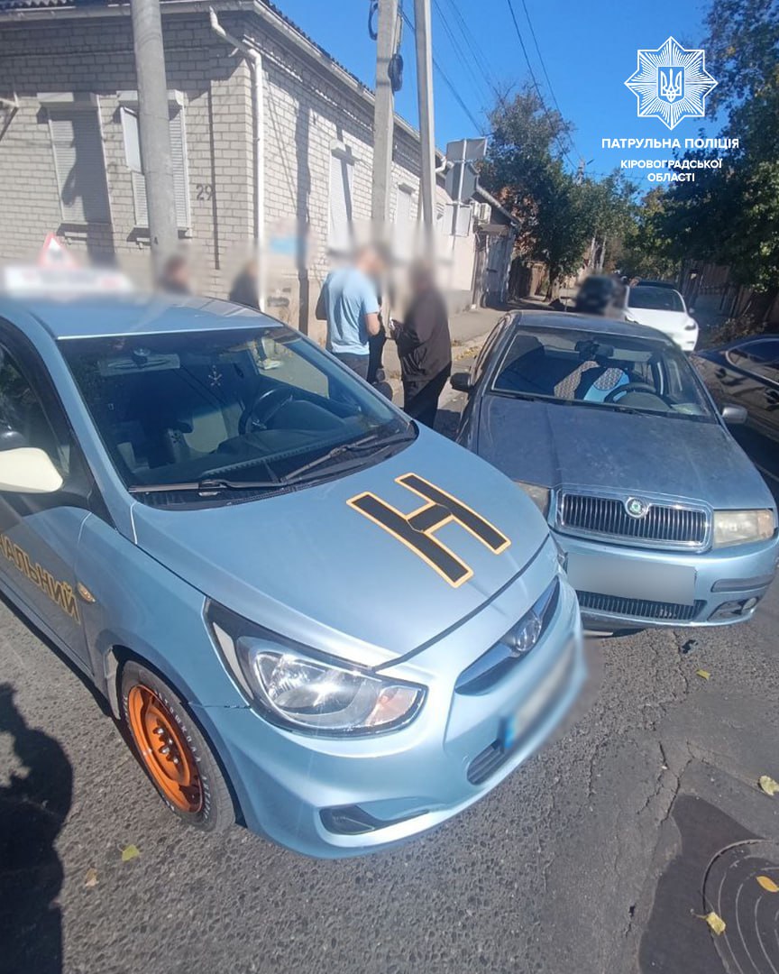 Навчальний автомобіль та легковик не розминулися на перехресті у Кропивницькому