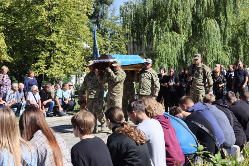 Із загиблим воїном попрощалися на Кіровоградщині