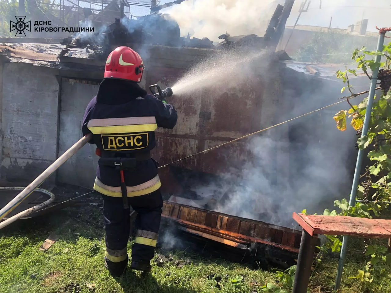 Комбайн та ангар згоріли у Новоархангельській громаді