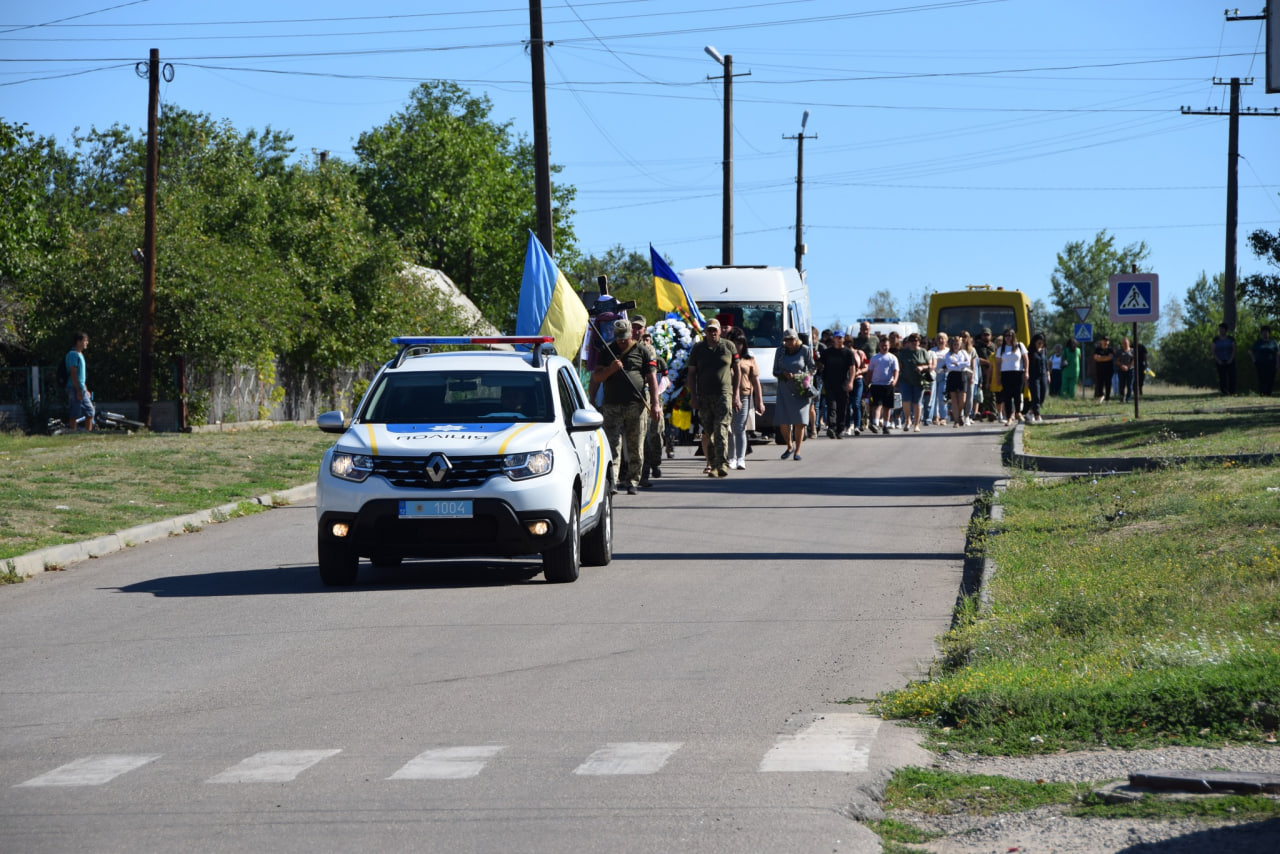 Із загиблим на війні з росією військовим попрощалися у Петрівській громаді 