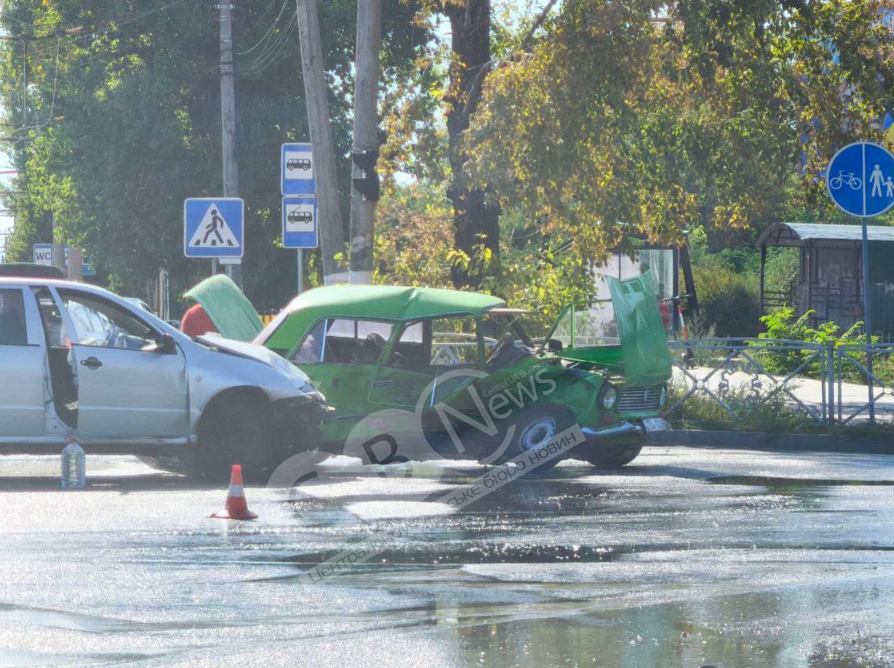 Рятувальники вивільнили з пошкодженої через ДТП автівки жінку у Кропивницькому