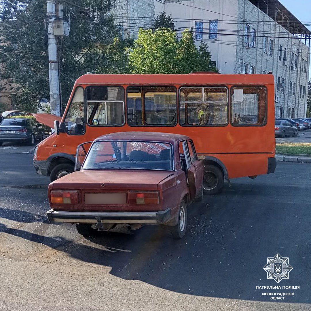 Легковик зіткнувся з маршруткою в Кропивницькому