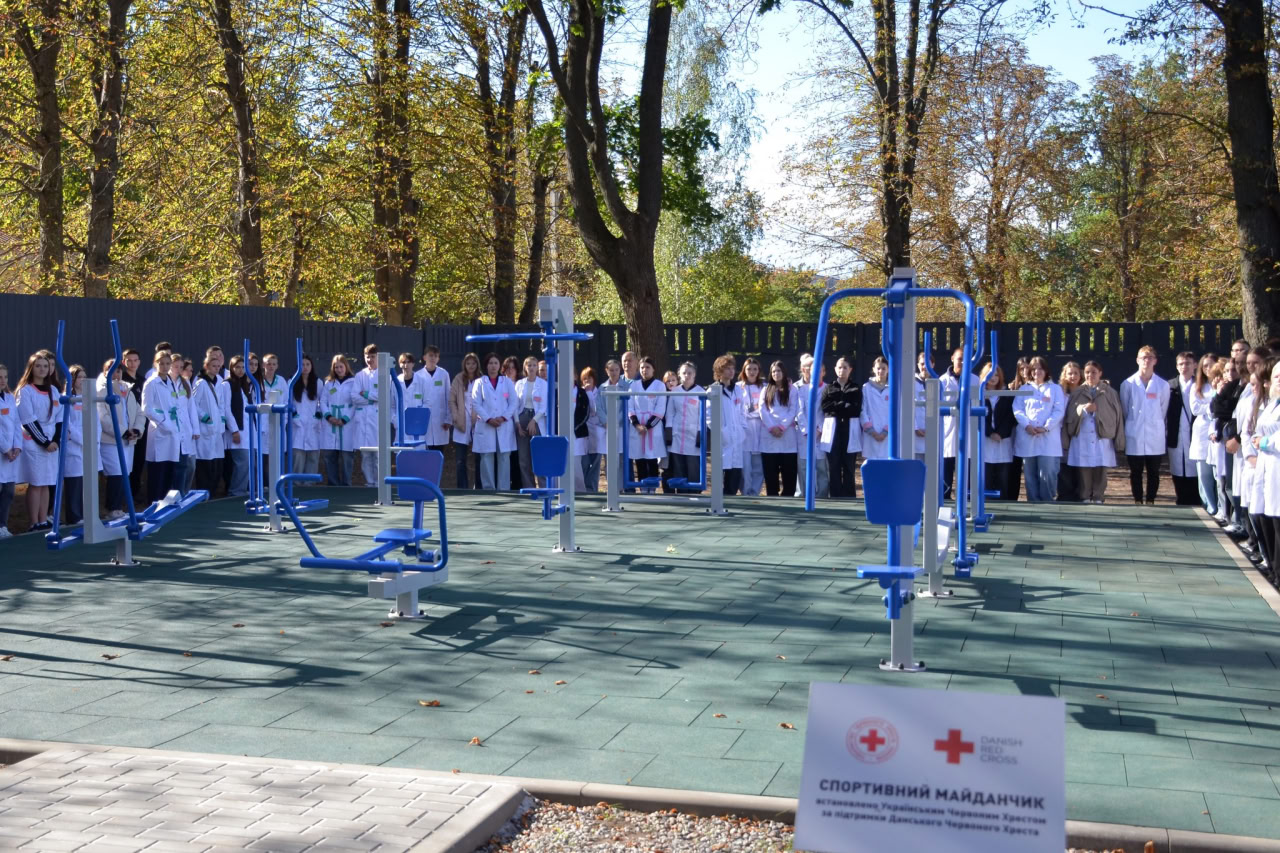 Червоний Хрест облаштував два спортмайданчики у медколеджі Кропивницького