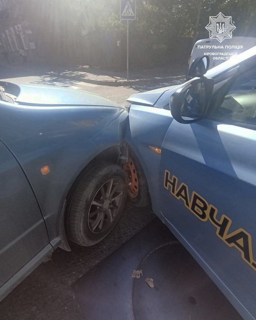 Навчальний автомобіль та легковик не розминулися на перехресті у Кропивницькому